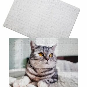 Fényképes kirakó (puzzle) szürke cirmos macskával, sárga szemekkel, puha felületen fekve.