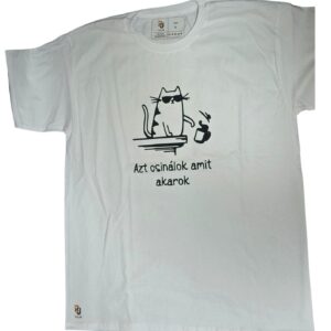 Fehér póló vagány rajzolt macskával napszemüvegben, kávés bögrével és magyar felirattal.