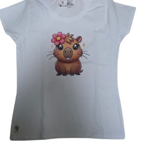 Aranyos kapibara virággal a fején, nagy szemekkel, fehér női pólón.