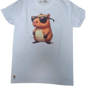 Vicces kapibara grafika napszemüvegben fehér pólón, laza állatos dizájn.