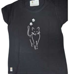 Fekete póló minimalista vonalrajzos macska mintával és apró tappancs díszítéssel.