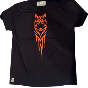 Fekete póló narancssárga stilizált farkasfej mintával, modern grafikus dizájn.