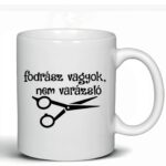 Fodrász vagyok nem varázsló feliratú vicces bögre olló grafikával