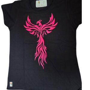 Fekete női póló élénk rózsaszín főnix madár grafikával, stilizált lángszerű szárnyakkal és testtel.