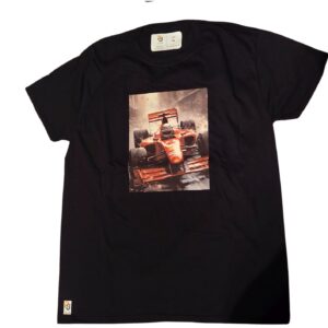 Fekete póló középen elhelyezett piros versenyautó grafikával, dinamikus, nagy sebességet sugalló ábrázolással.