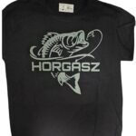 Fekete horgászos póló hal grafikával és „HORGÁSZ” felirattal
