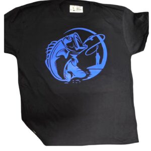 Fekete horgászos póló kék hal grafikával és horgászbottal