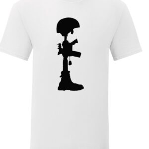 Fehér póló katonai emlékező sziluettel, sisakkal és fegyverrel kialakított tiszteletadó motívum
