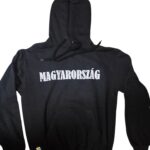 Fekete kapucnis pulóver „Magyarország” felirattal, fehér hímzett betűkkel