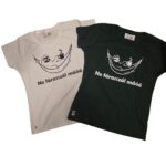 Vicces lajhár mintás póló „Ne fárasszál mááá” felirattal, fehér és fekete változatban.